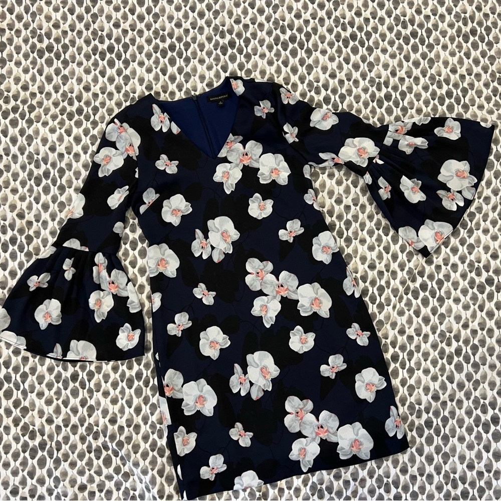 Banana republic bell sleeve shift dress